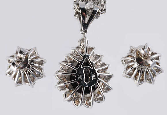 Гарнитур (серьги и подвеска) с бриллиантами из золота 750 пробы, общим весом 21,50 грамма